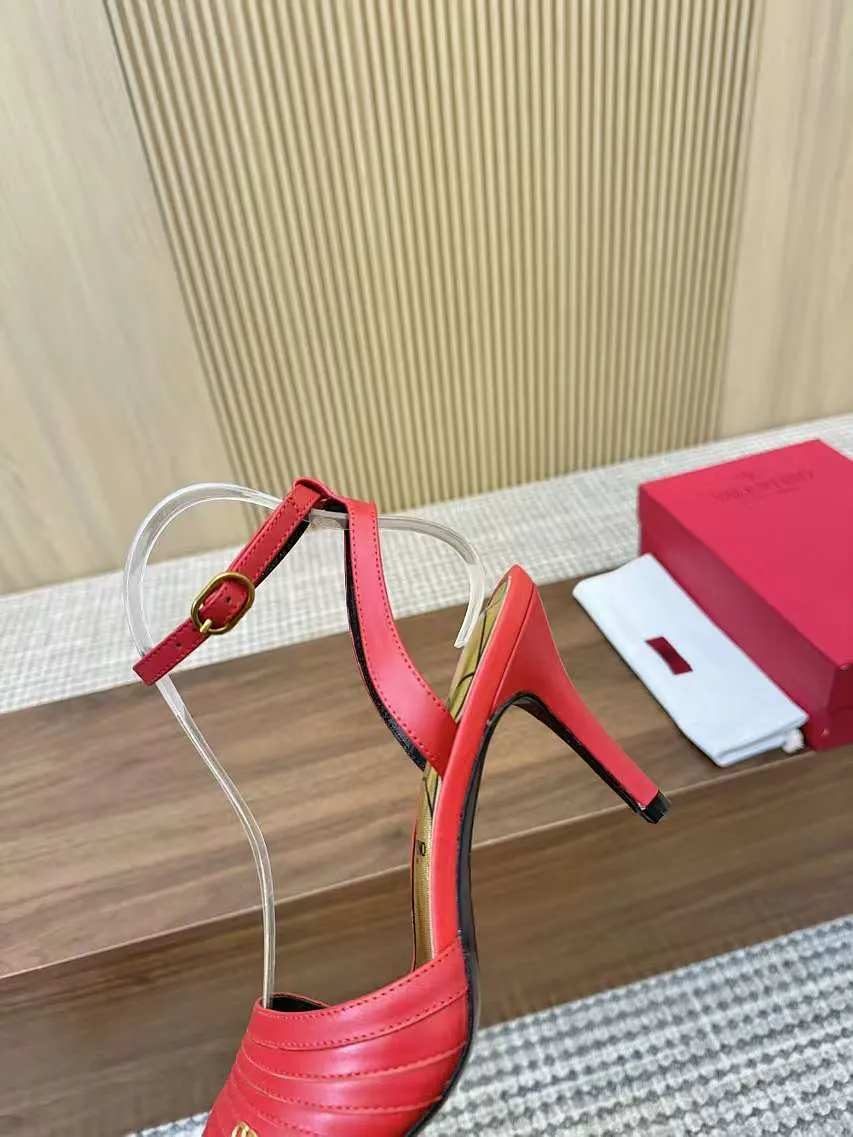 👟👟Ex-factory price 440👟👟 Genuine leather sole +40 Top version 𝑉𝐴𝐿𝐸𝑁𝑇𝐼𝑁𝑂 Valentino new spring and summer women's sandals worth buying ★Absolutely high-grade ❥Original method Absolute sensibility ❥Elegant style Create a different feeling Simple temperament style!  Code number: 35-41 (34-42 customized) Fabric: Imported sheepskin Lining: Lined sheepskin Heel height: 8 cm Leather outsole Rubber outsole